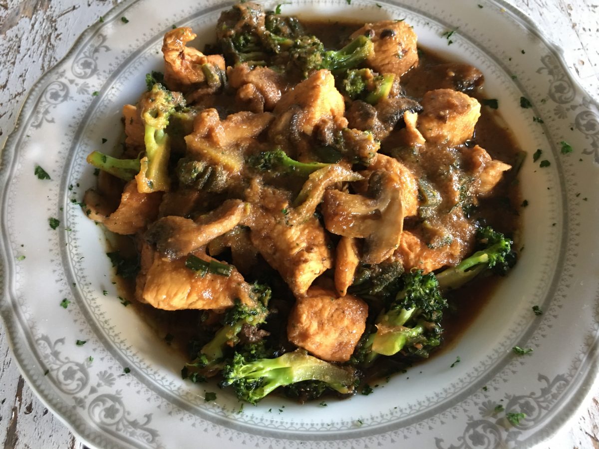 CHICKEN STIR-FRY WITH BROCCOLI AND MUSHROOMS