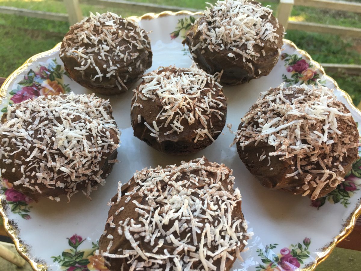 ALMOND FLOUR CUPCAKES WITH CHOCOLATE FROSTING