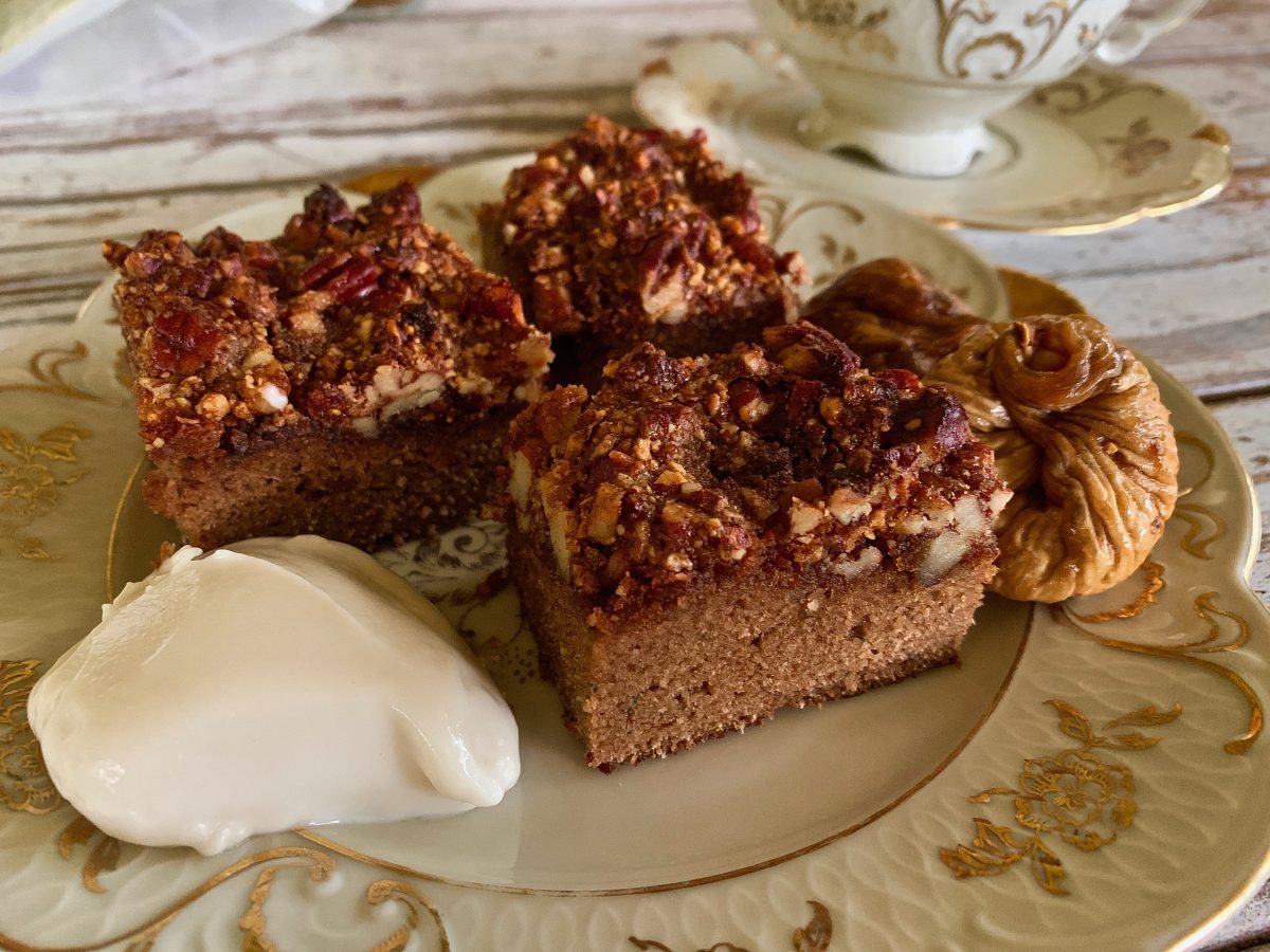 CINNAMON AND PECAN CAKE