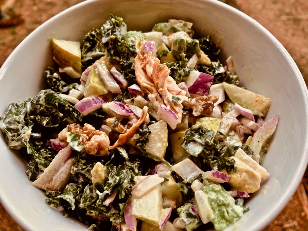 KALE, PEAR AND CHICKEN SALAD BOWL