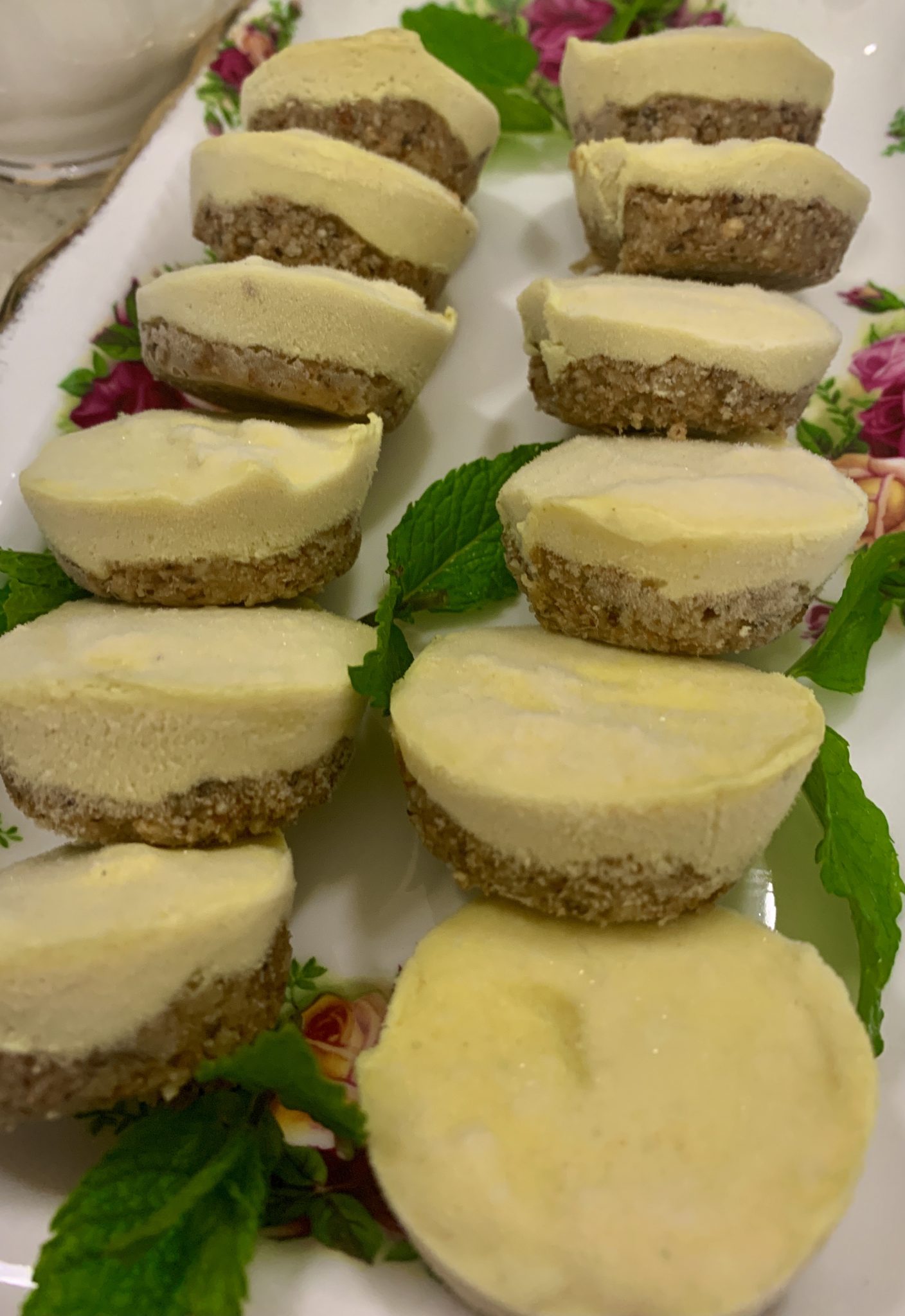 RAW LEMON MINI CHEESECAKES
